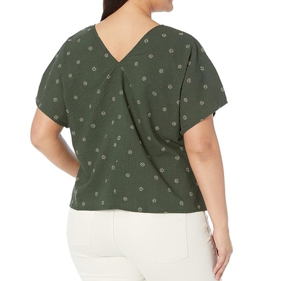 Olive Green Textured Floral V-Neck Top - Picture 5 of 10